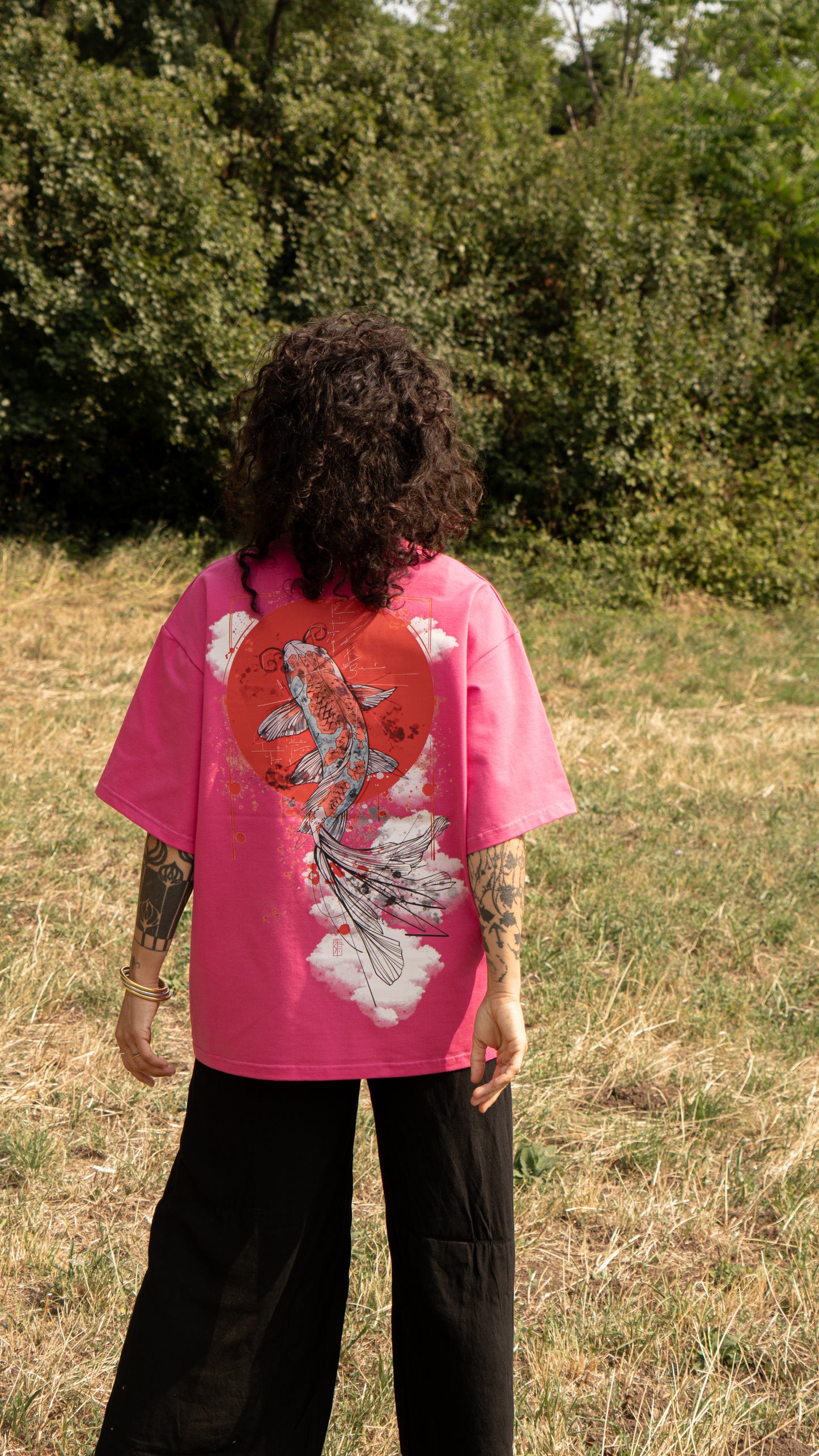 T-shirt SKKARABE.E Rose – Œuvre “KOÏ"